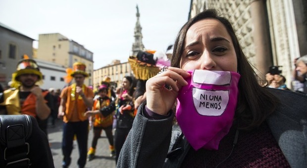 «Non una di meno», le donne di Napoli sfilano in piazza