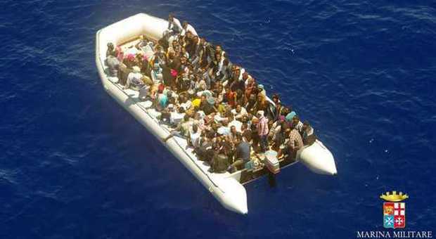 Migranti, nuovo naufragio: recuperati 5 cadaveri nel canale di Sicilia