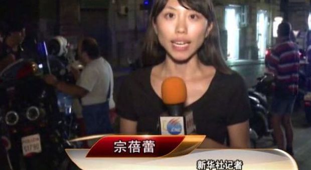 La tv cinese racconta Napoli: «È raro vedere persone senza casco» |Video