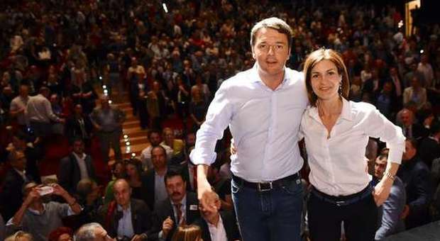 Matteo Renzi e Alessandra Moretti sul palco del teatro vicentino