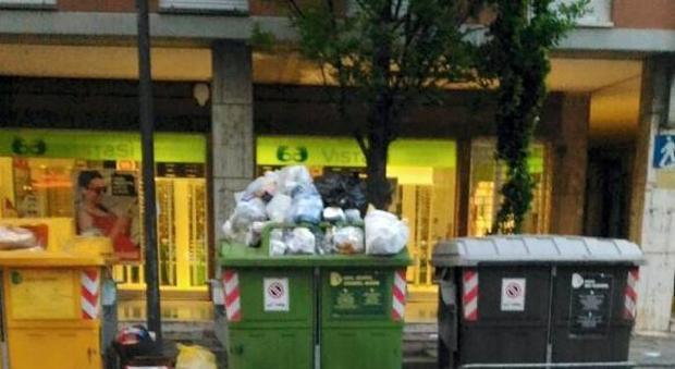 Condominio assediato dai rifiuti