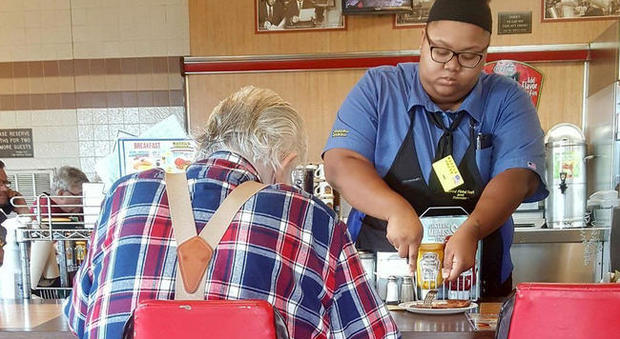Usa, aiuta un anziano a tagliare il cibo nel piatto, il gesto diventa virale: cameriera riceve un assegno per l'università