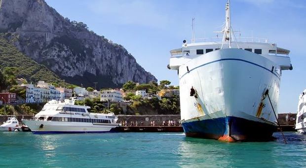 Passeggeri vip sbagliano nave, il traghetto per Capri torna indietro: rabbia a bordo
