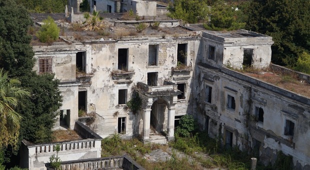 Napoli, Villa del '700 cade a pezzi: era il primo istituto di medicina sociale