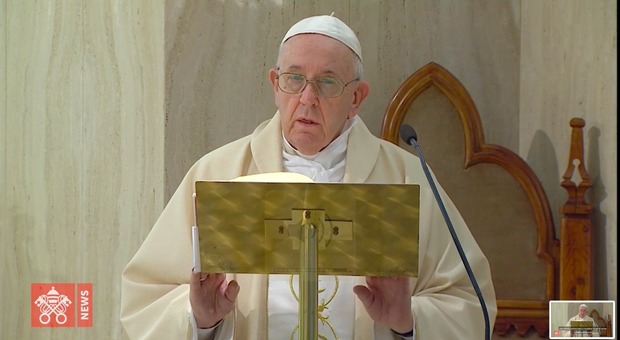 Papa Francesco pensa ai politici e al post-pandemia: «Serve via d'uscita a favore dei popoli»