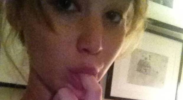 Jennifer Lawrence e gli scatti hot rubati dal telefonino. Un hacker terrorizza i vip: "Centinaia di vittime"