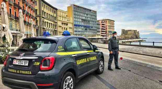 Napoli, arrestato maresciallo della Guardia di Finanza: costringeva i commercianti a pagare per evitare controlli fiscali