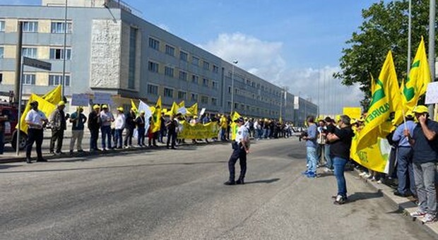 I manifestanti di Coldiretti Puglia all'esterno del porto di Bari