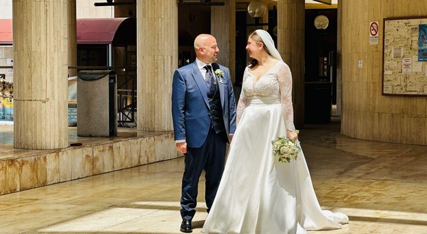 Università Cassino, coppia di ingegneri si sposa e torna in facoltà per le foto: «Ci siamo innamorati qui»