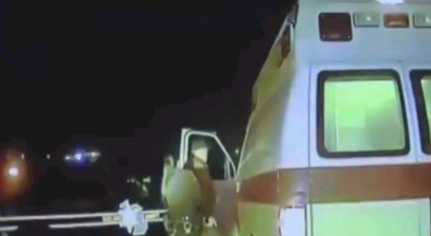 Clochard eccitato ruba un'ambulanza: "Volevo andare allo strip club"