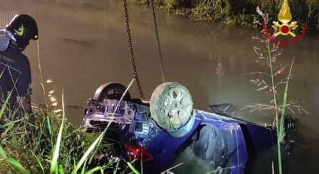 Incidente a Jesolo, auto in un canale: morti quattro giovani, si salva una ragazza