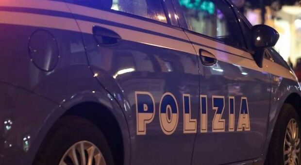 Roma, minaccia la ex moglie con una spranga di ferro: arrestato un 52enne