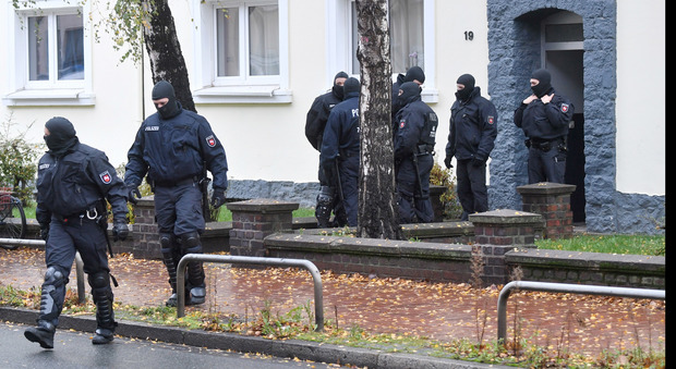 Isis in Germania, 5 arresti: preso il "predicatore senza volto"