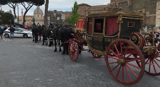 Sposi russi in carrozza al Colosseo ma arrivano i vigili e multano tutti