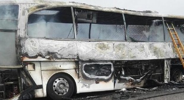 Bus in fiamme sull'autostrada: salvi bimbi e maestre