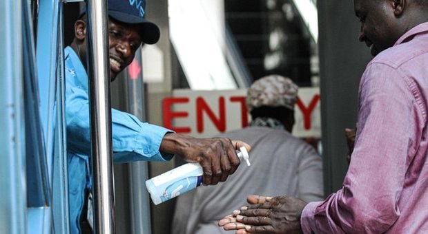 Disinfettanti all'ingresso di un ufficio in Kenya