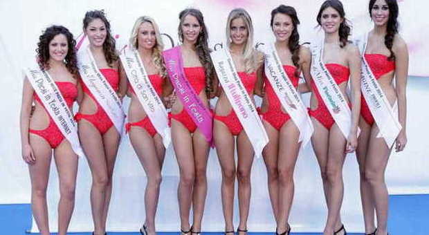 Il gruppo di Miss: al centro la vincitrice Veronica Buruiana