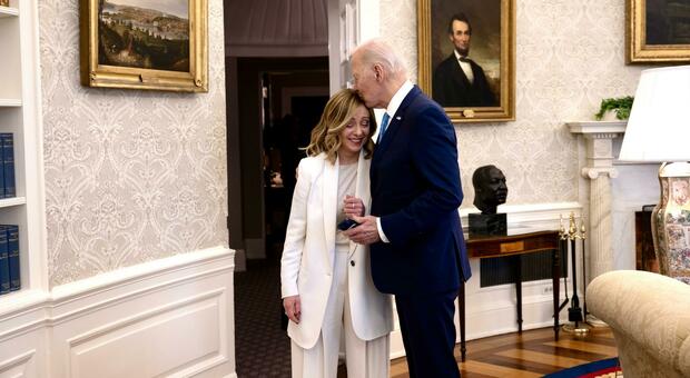 Giorgia Meloni incontra Joe Biden: «Sposando un'italoamericana ho rafforzato i rapporti tra Italia e Usa». Cosa si sono detti