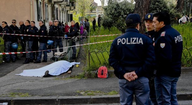 Napoli, uomo ucciso a colpi di pistola tra i bambini