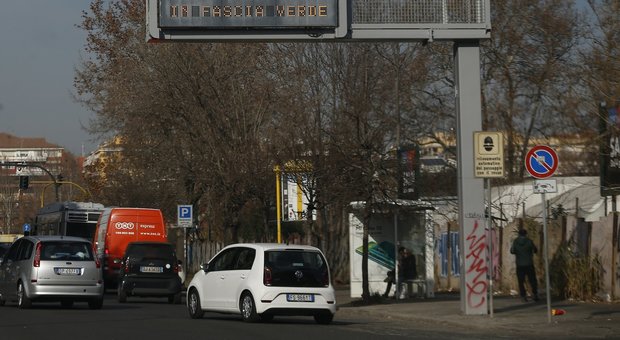 Smog Roma, nessuna legge obbliga a fermare gli Euro 6: basta lavare le strade