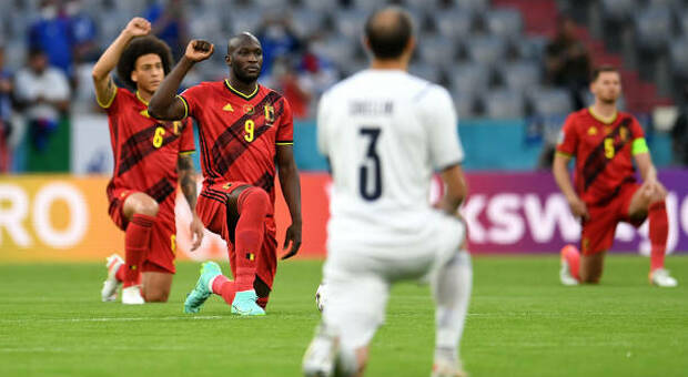 Italia-Belgio, gli azzurri di Mancini si inginocchiano insieme agli avversari