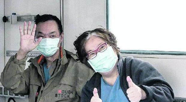 Coronavirus, i coniugi di Wuhan guariti a Roma: «Quei medici ci hanno dato una seconda vita»