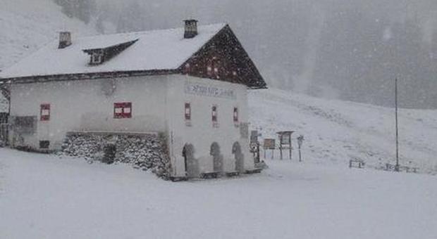 Neve sulle Dolomiti, chiusi i passi Peggioramento in serata