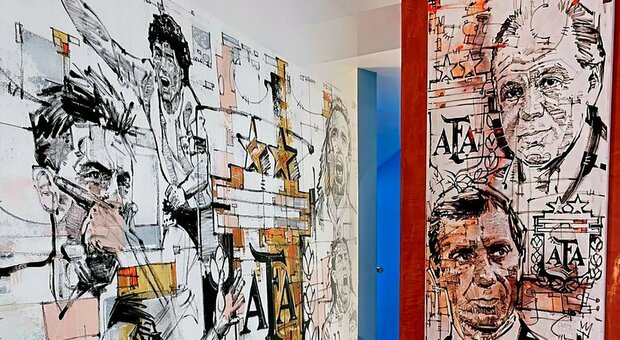 Dybala vicino a Maradona nel murale dell'Argentina: scoppia la polemica