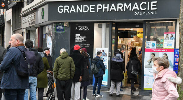 Covid, in Francia quasi 180mila contagi in un giorno: è il record da inizio pandemia