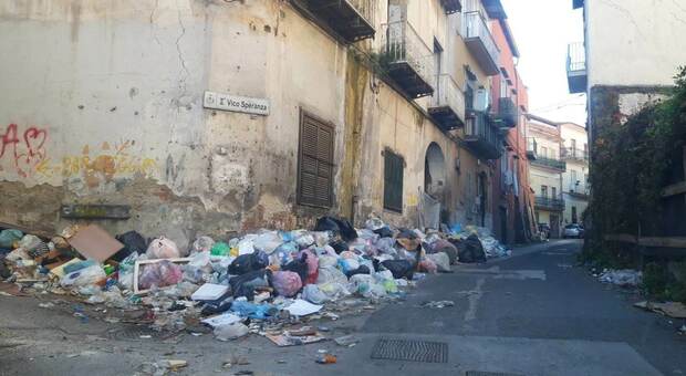I cumuli di rifiuti per strada a Marano