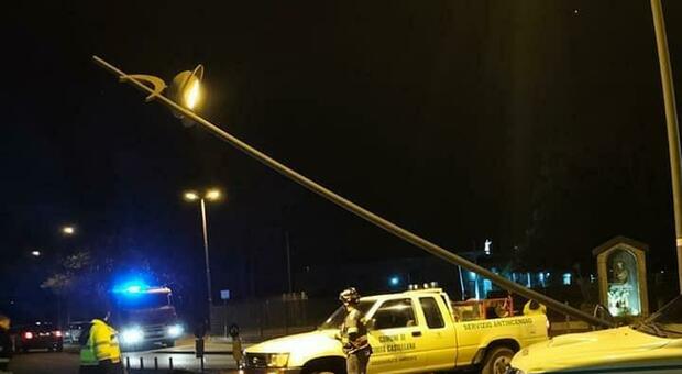 Civita Castellana, cade lampione dell'illuminazione urtato da un camion
