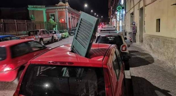 Tragedia sfiorata a Napoli, persiana cade su un'auto e la sfonda