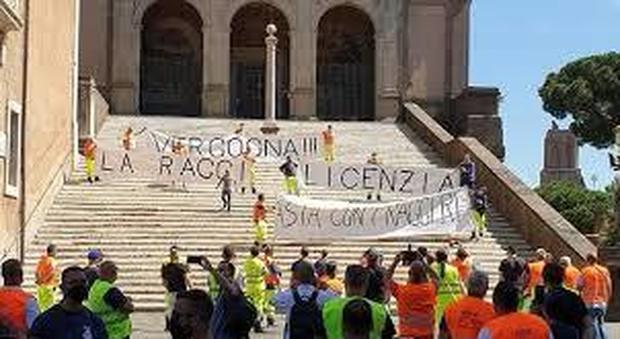 Lavoratori di Roma Multiservizi manifestano davanti al Campidoglio