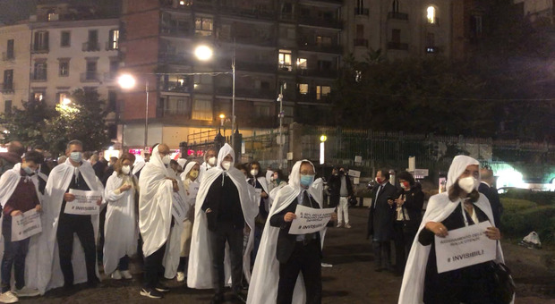 Napoli, nuova manifestazione dei commercianti: «Noi invisibili come fantasmi»