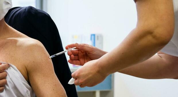 Vaccino, con la seconda dose effetti collaterali più frequenti: febbre, cefalea e nausea. Ecco perché