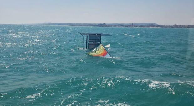 Civitanova, le onde capovolgono la sua piccola imbarcazione: la Guardia Costiera salva un uomo in mare