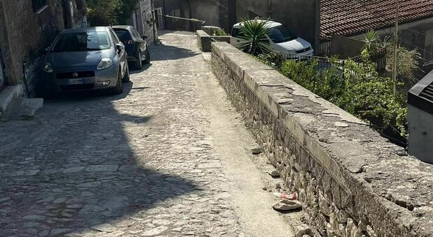 Via Granatelle, manutenzione-flop: riecco le buche dopo gli interventi estivi