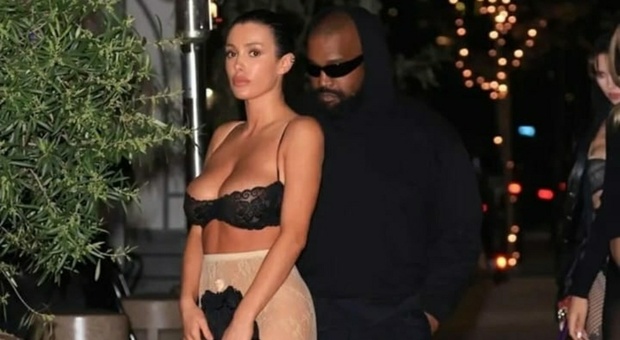 Bianca Censori seminuda per una passeggiata con Kanye West