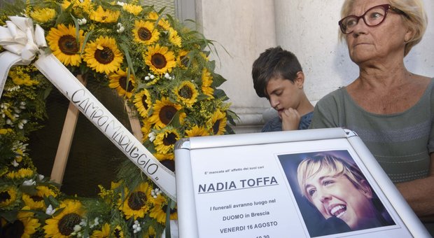 Nadia Toffa, don Patriciello ai funerali: «Dalla parte dei deboli, aveva fame di giustizia»