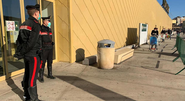 Palermo, carabinieri presidiano l'ingresso di un supermercato