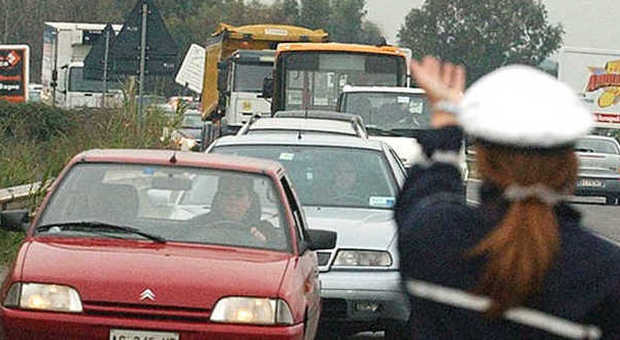 Traffico, molti italiani continuano ad usare quotidianamente l'auto