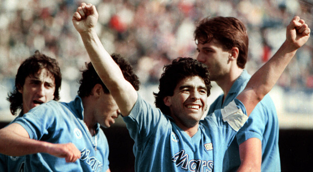 L'esultanza di Diego Maradona dopo una vittoria del Napoli