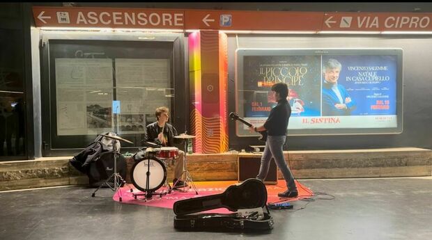 Roma, batteria e chitarra elettrica alla stazione metro di Cipro: così i giovani artisti portano la musica nella città