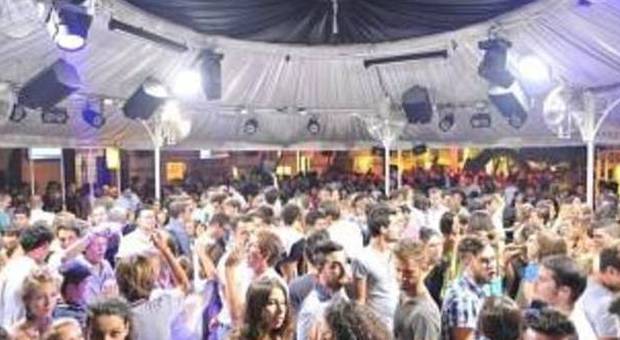 Botte in discoteca a Villa Barbieri: calci e pugni in pista tra due 18enni