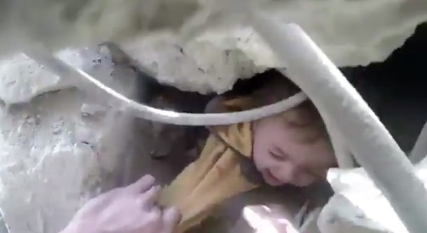 Siria, raid aereo su una scuola rifugio: uccisi 15 bambini e 3 donne Video