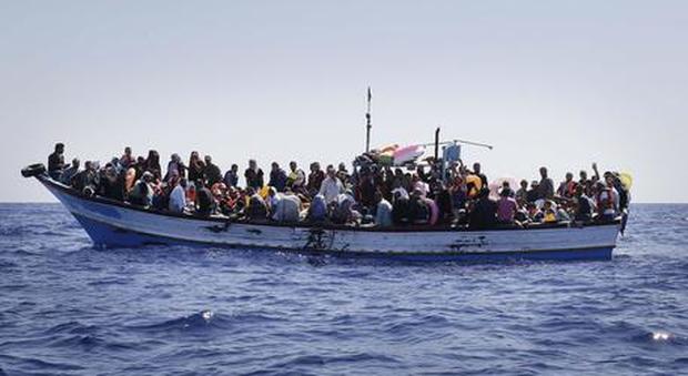 Migranti, 150 su una barca in avaria in acque libiche