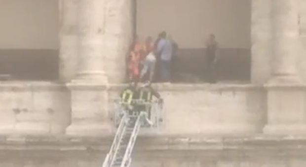 Colosseo, protesta dei bagarini salta-fila: salvato uomo che minacciava di buttarsi