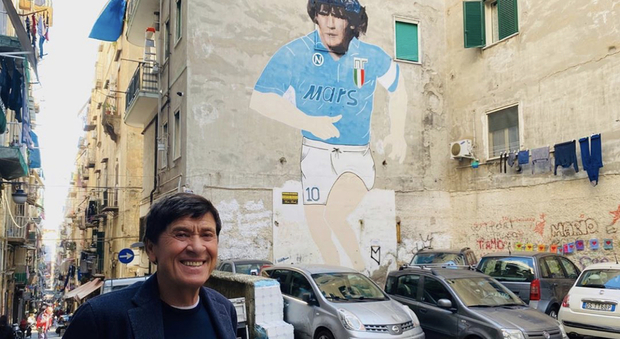 Gianni Morandi turista a Napoli e omaggio a Diego: «Il più grande»