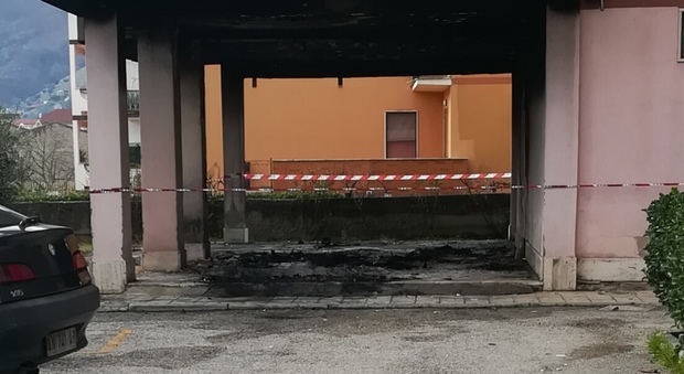 Natale di fuoco ad Airola: date alle fiamme tre auto nelle palazzine popolari