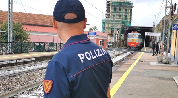 Molestie sul treno per Napoli, romeno finisce agli arresti domiciliari